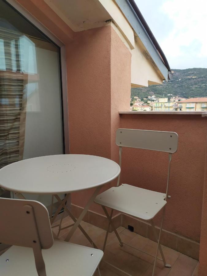 La Mansarda Della Luna Pietra Ligure Exterior foto