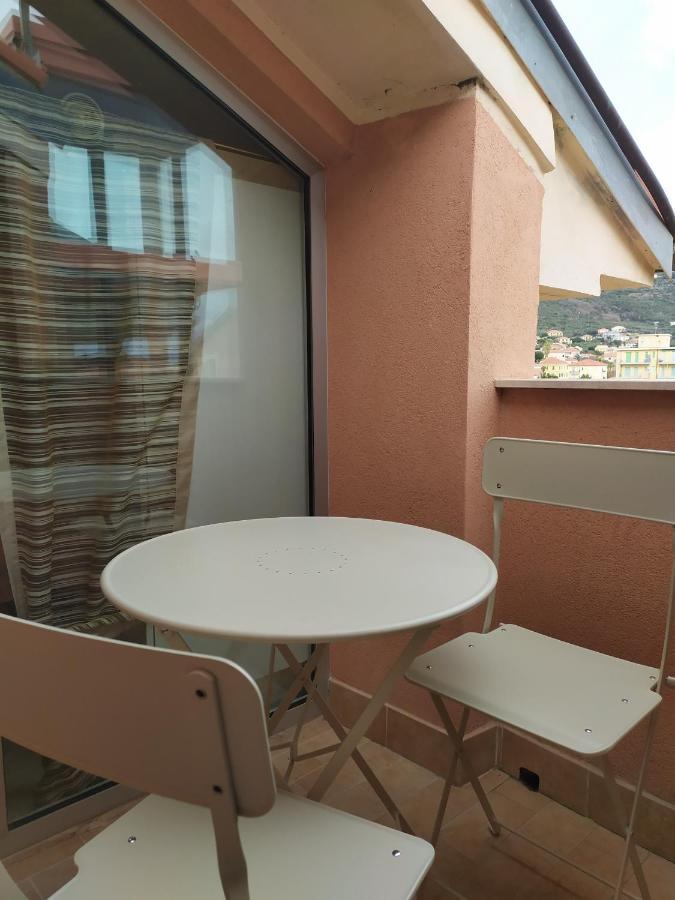 La Mansarda Della Luna Pietra Ligure Exterior foto